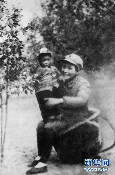 He Longjie, the daughter of Red Army general He Long and the youngest participant in the Long March, and her mother Jian Xianren. (Photo/Xinhua) He Longjie, the daughter of Red Army general He Long and the youngest participant in the Long March, and her mother Jian Xianren. (Photo/Xinhua)