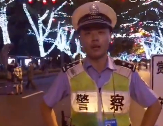 A grab from Pan's video of giving instructions for foreigners with fluent English. (Photo/Weibo) A grab from Pan's video of giving instructions for foreigners with fluent English. (Photo/Weibo)