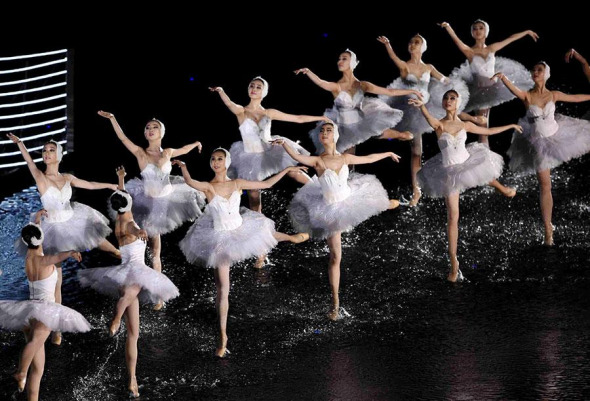 Dancers perform at the evening gala. (Photo/Xinhua) Dancers perform at the evening gala. (Photo/Xinhua)