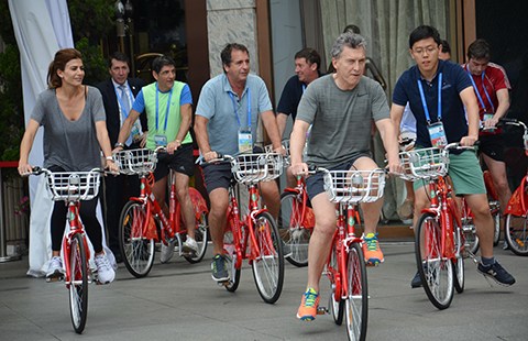 Argentine guests cycle alongside West Lake. (Photo provided to China Daily) Argentine guests cycle alongside West Lake. (Photo provided to China Daily)