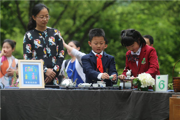 Children learn to make tea in a traditional way. Children learn to make tea in a traditional way.