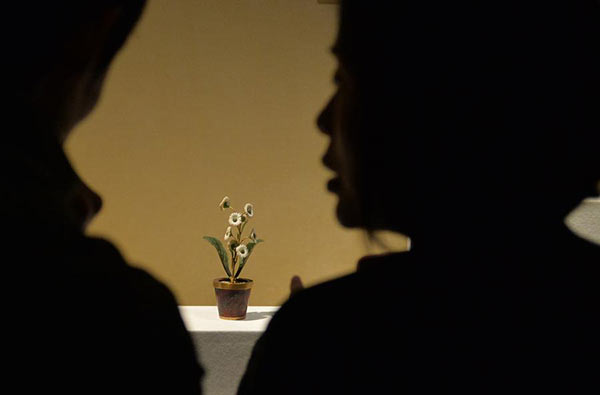 Visitors view decorative arts from the exhibition, Fabergé Revealed at the Palace Museum in Beijing, April l5, 2016. (Photo/Xinhua) Visitors view decorative arts from the exhibition, Fabergé Revealed at the Palace Museum in Beijing, April l5, 2016. (Photo/Xinhua)