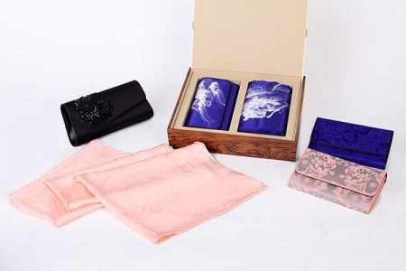 Gift packages with silk shawls and handbags were presented to female leaders and first ladies attending the G20 Summit in Hangzhou on Sunday and Monday. (Provided By Zhejiang Cathaya International Co) Gift packages with silk shawls and handbags were presented to female leaders and first ladies attending the G20 Summit in Hangzhou on Sunday and Monday. (Provided By Zhejiang Cathaya International Co)