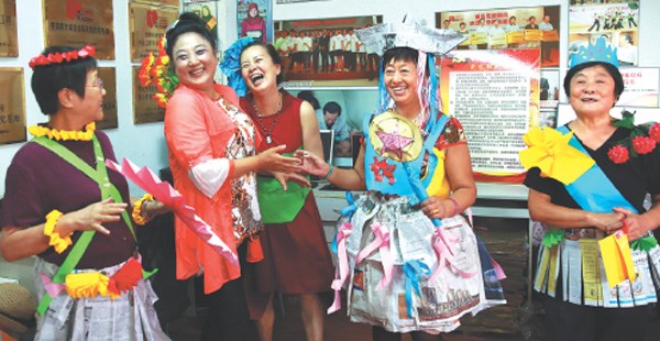 Xu Kun (second from left) plays a game with elderly residents at the Beijing office of Love Elderly Hotline that she founded a decade ago to provide psychological counseling service to seniors. (Photo by Zou Hong/China Daily) Xu Kun (second from left) plays a game with elderly residents at the Beijing office of Love Elderly Hotline that she founded a decade ago to provide psychological counseling service to seniors. (Photo by Zou Hong/China Daily)