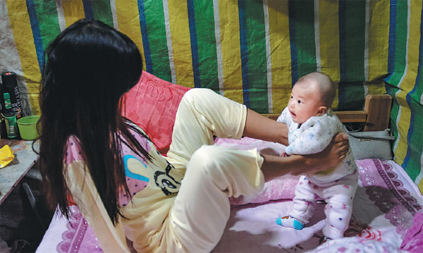 Xiang Liping plays with her child at her home in Shantou, Guangdong province. Photos By Chen Yongheng / For China Daily Xiang Liping plays with her child at her home in Shantou, Guangdong province. Photos By Chen Yongheng / For China Daily