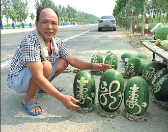 Gu Xinliang shows watermelons he carved with his thumbnails on a country road near his home in Jiaxian county, Henan province. Li Kongxun / For China Daily Gu Xinliang shows watermelons he carved with his thumbnails on a country road near his home in Jiaxian county, Henan province. Li Kongxun / For China Daily