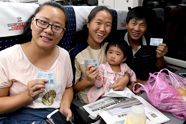 Passengers show their tickets on the inaugural run of the Zhengzhou-Xuzhou high-speed railway in Zhengzhou, Henan province, on Saturday. (Photo/Xinhua) Passengers show their tickets on the inaugural run of the Zhengzhou-Xuzhou high-speed railway in Zhengzhou, Henan province, on Saturday. (Photo/Xinhua)