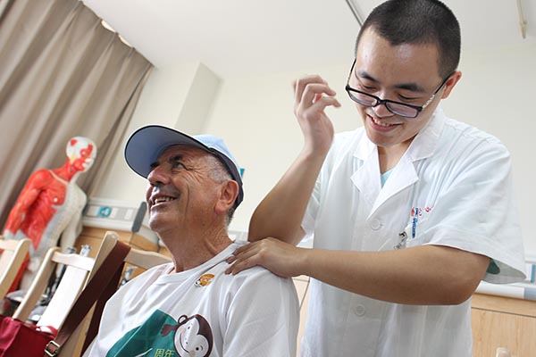 Peverani Givseppe, a member of a visiting delegation from San Marino, tries Chinese massage at Central Hospital of Shanghai Putuo District on Monday.(Photo by GAO ERQIANG/CHINA DAILY) Peverani Givseppe, a member of a visiting delegation from San Marino, tries Chinese massage at Central Hospital of Shanghai Putuo District on Monday.(Photo by GAO ERQIANG/CHINA DAILY)