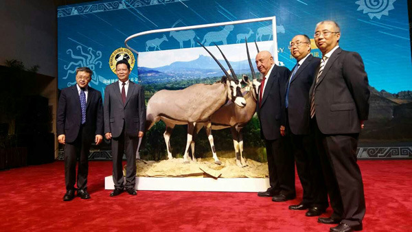 Kenneth E. Behring (third on the right), an 88-year-old American philanthropist confined to a wheelchair, rises to his feet to pose in front of the specimen of two South African oryxes he donates to the Chengdu Museum in Sichuan province on Tuesday night. (Photo by Huang Zhiling/chinadaily.com.cn) Kenneth E. Behring (third on the right), an 88-year-old American philanthropist confined to a wheelchair, rises to his feet to pose in front of the specimen of two South African oryxes he donates to the Chengdu Museum in Sichuan province on Tuesday night. (Photo by Huang Zhiling/chinadaily.com.cn)
