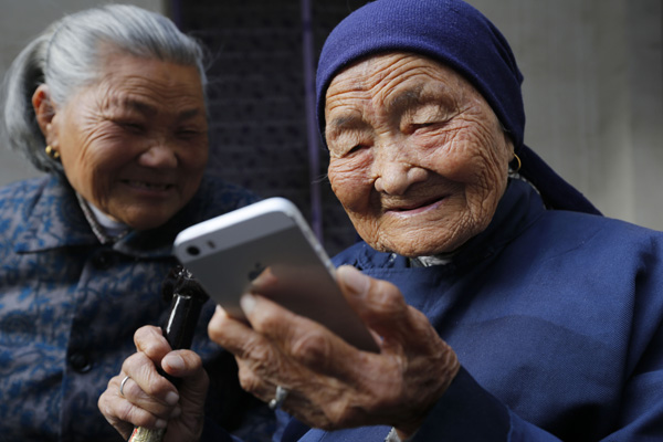 A 114-year-old woman surfs the internet using her cellphone in Lianyungang, Jiangsu province, last year. (Photo by Si Wei/For China Daily) A 114-year-old woman surfs the internet using her cellphone in Lianyungang, Jiangsu province, last year. (Photo by Si Wei/For China Daily)