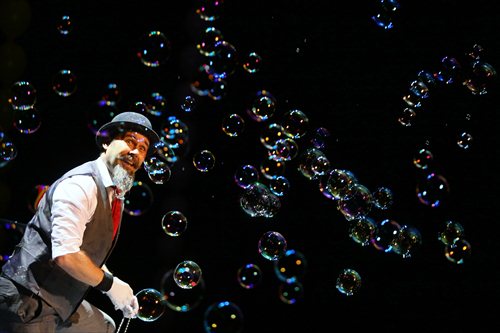 A comedian performs during a magic bubble show. (Photos: Yang Hui/GT) A comedian performs during a magic bubble show. (Photos: Yang Hui/GT)