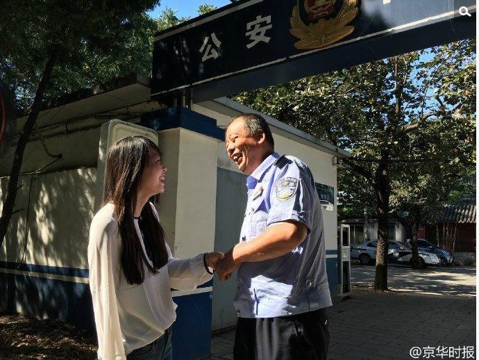 Feifei (L) goes to the police station at the Temple of Heaven to thank police officer Hou Xiangwei (R) on September 19. (Photo/Beijing Times) Feifei (L) goes to the police station at the Temple of Heaven to thank police officer Hou Xiangwei (R) on September 19. (Photo/Beijing Times)