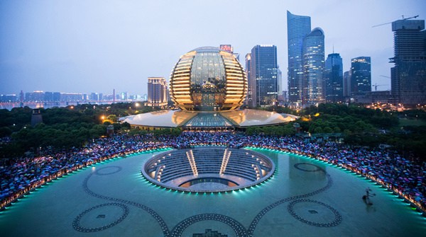 Visitors wait for a fountain show of light and music in Hangzhou. Xu Kangping/For China Daily Visitors wait for a fountain show of light and music in Hangzhou. Xu Kangping/For China Daily