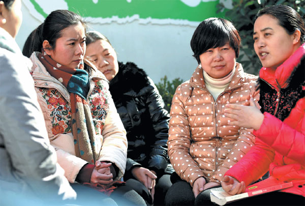 Marriage counselor Wang Wenjuan (far right) explains to clients how to properly handle the relationship between mother-in-laws and daughter-in-laws at a counseling service center affiliated with the local women's federation in Hefei, Anhui province in East China. (Xie Chen / For China Daily) Marriage counselor Wang Wenjuan (far right) explains to clients how to properly handle the relationship between mother-in-laws and daughter-in-laws at a counseling service center affiliated with the local women's federation in Hefei, Anhui province in East China. (Xie Chen / For China Daily)
