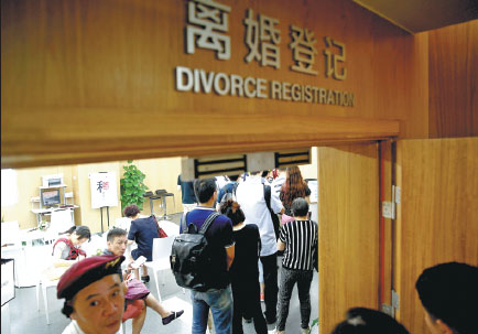 People line up at the divorce registration office in Shanghai's Xuhui district last month. Zhang Ruiqi / For China Daily People line up at the divorce registration office in Shanghai's Xuhui district last month. Zhang Ruiqi / For China Daily