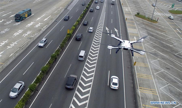 A drone patrols above a high way in Guangzhou, South China's Guangdong province, May 2, 2016. The traffic police used drones to help them patrol during the three-day May Day holiday.(Photo/Xinhua) A drone patrols above a high way in Guangzhou, South China's Guangdong province, May 2, 2016. The traffic police used drones to help them patrol during the three-day May Day holiday.(Photo/Xinhua)