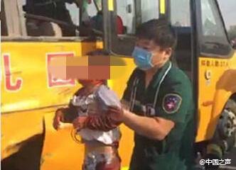 A medical worker saves an injured boy out of a school bus that collides with a truck at an intersection in Suixian County, central China's Henan Province. (Photo from Weibo) A medical worker saves an injured boy out of a school bus that collides with a truck at an intersection in Suixian County, central China's Henan Province. (Photo from Weibo)