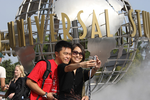 Chinese tourists take photographs at the Universal Studios Hollywood in California, the United States. (Photo/Xinhua) Chinese tourists take photographs at the Universal Studios Hollywood in California, the United States. (Photo/Xinhua)