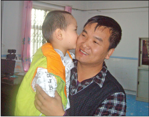 Zhu Zhenfeng with his 8-year-old son Xiao Ao at Anshan Children's Welfare Institute in Anshan, Liaoning province.(Photo Provided To China Daily) Zhu Zhenfeng with his 8-year-old son Xiao Ao at Anshan Children's Welfare Institute in Anshan, Liaoning province.(Photo Provided To China Daily)