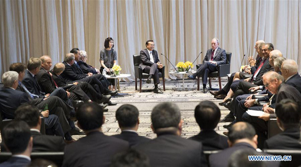 Chinese Premier Li Keqiang (C Back) meets with a group of leading figures in the U.S. financial, think-tank and media circles to discuss bilateral ties and issues of common concern in New York Sept. 20, 2016. (Photo: Xinhua/Huang Jingwen)