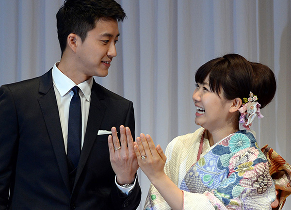 Japanese table tennis star Ai Fukuhara (right) and her husband, Chiang Hung-chieh, a Chinese table tennis player from Taipei, Taiwan, show their wedding rings at a news conference in Tokyo, Japan, on Wednesday.Ma Ping / Xinhua Japanese table tennis star Ai Fukuhara (right) and her husband, Chiang Hung-chieh, a Chinese table tennis player from Taipei, Taiwan, show their wedding rings at a news conference in Tokyo, Japan, on Wednesday.Ma Ping / Xinhua