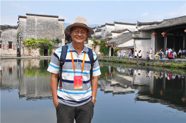 Peerasak Srinives visits the ancient villages in Hongcun, Anhui province. (LIU XIANGRUI/CHINA DAILY) Peerasak Srinives visits the ancient villages in Hongcun, Anhui province. (LIU XIANGRUI/CHINA DAILY)