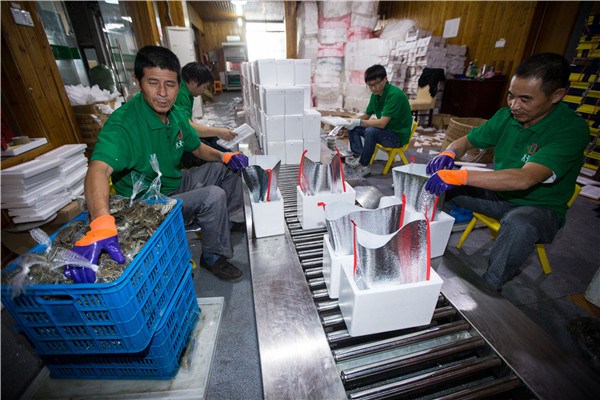 Farmers package newly harvested crabs in a factory in Suzhou, Jiangsu province, on Friday. (Photo:China Daily/Xu Kangping) Farmers package newly harvested crabs in a factory in Suzhou, Jiangsu province, on Friday. (Photo:China Daily/Xu Kangping)