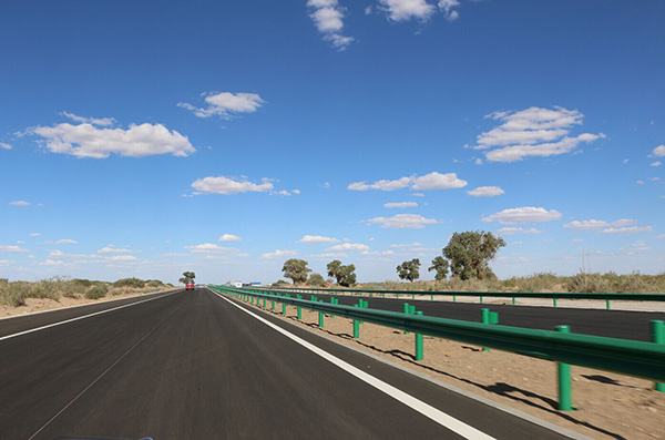 The Linbai project (linking Linhe district in Inner Mongolia to Baigedaon the border between Inner Mongolia and Gansu Province), stretches 930 kilometers, crossing the Badain Jaran Desert, China’s third largest desert, and other depopulated zones with a harsh environment. (Photo/CCTV) The Linbai project (linking Linhe district in Inner Mongolia to Baigedaon the border between Inner Mongolia and Gansu Province), stretches 930 kilometers, crossing the Badain Jaran Desert, China’s third largest desert, and other depopulated zones with a harsh environment. (Photo/CCTV)