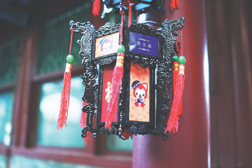 A show featuring a cartoon image of a red fox dressed in the traditional costume of a prince was staged in Prince Kung's Mansion in Beijing in July. (Photo provided to China Daily) A show featuring a cartoon image of a red fox dressed in the traditional costume of a prince was staged in Prince Kung's Mansion in Beijing in July. (Photo provided to China Daily)