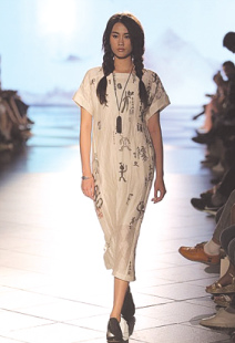 A fashion show held in Suzhou Museum displays the museum collaboration with chic brands on e-commerce platform . Calligraphy and landscape paintings were designed into modern chic. (Photo provided to China Daily) A fashion show held in Suzhou Museum displays the museum collaboration with chic brands on e-commerce platform . Calligraphy and landscape paintings were designed into modern chic. (Photo provided to China Daily)