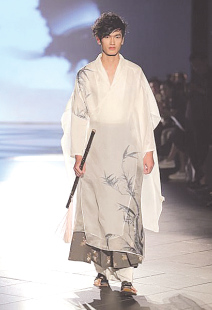 A fashion show held in Suzhou Museum displays the museum collaboration with chic brands on e-commerce platform . Calligraphy and landscape paintings were designed into modern chic. (Photo provided to China Daily) A fashion show held in Suzhou Museum displays the museum collaboration with chic brands on e-commerce platform . Calligraphy and landscape paintings were designed into modern chic. (Photo provided to China Daily)