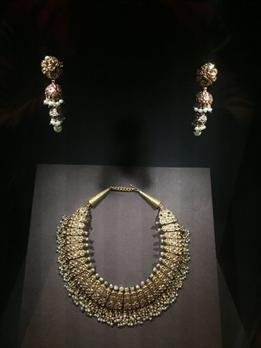 Diamond pearl emerald and enamelled gold parure (Photo/GT) Diamond pearl emerald and enamelled gold parure (Photo/GT)
