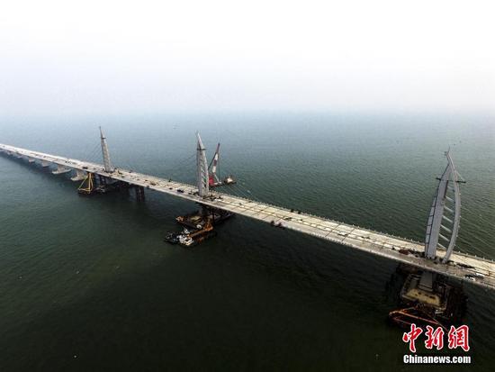A bird's eye view of the Hong Kong-Zhuhai-Macao Bridge on Sept 26, 2016. (Photo/chinanews.com) A bird's eye view of the Hong Kong-Zhuhai-Macao Bridge on Sept 26, 2016. (Photo/chinanews.com)