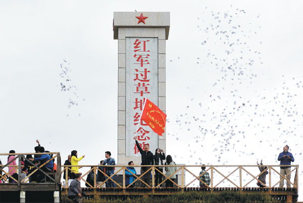 A group of journalists hold a memorial ceremony at a Long March monument in Hongyuan county, Sichuan province, on Sept 13. The group was invited by China's internet watchdog to retrace the route of the Red Army’s 12,500km Long March. Hua Xiaofeng / For China Daily A group of journalists hold a memorial ceremony at a Long March monument in Hongyuan county, Sichuan province, on Sept 13. The group was invited by China's internet watchdog to retrace the route of the Red Army’s 12,500km Long March. Hua Xiaofeng / For China Daily