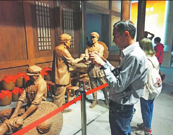 Faisal Kidwai pays a visit to amuseuminMaotai town, Guizhou province,to record stories about the Red Army. Zhang Xingjian/China Daily Faisal Kidwai pays a visit to amuseuminMaotai town, Guizhou province,to record stories about the Red Army. Zhang Xingjian/China Daily