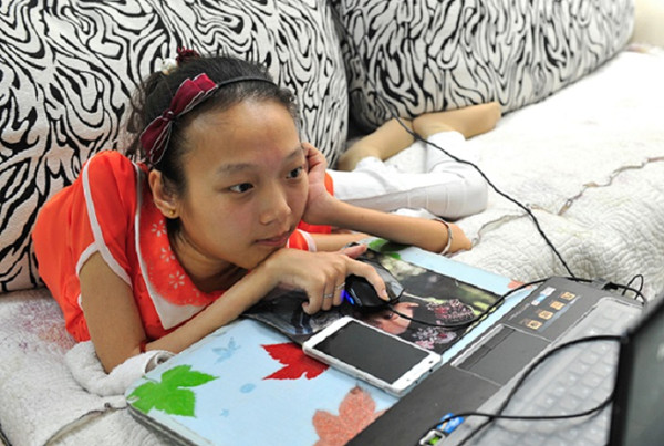 Guo Chunmei is browsing the Internet. (Photo/people.cn) Guo Chunmei is browsing the Internet. (Photo/people.cn)