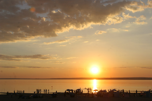 Sunset over the Hongjiannao Lake. (Photo provided to China Daily) Sunset over the Hongjiannao Lake. (Photo provided to China Daily)