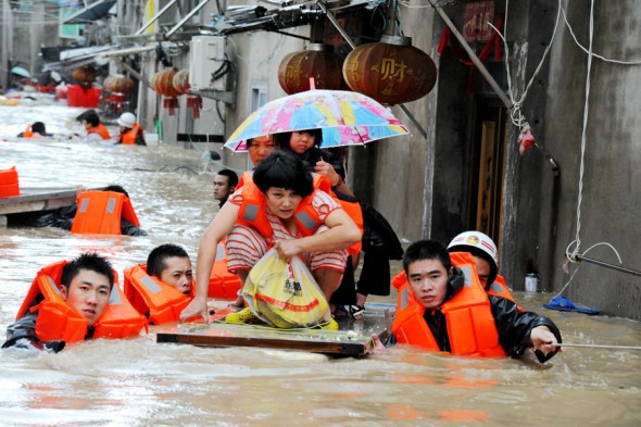 Firefighters and police evacuate residents stranded in Ningde, Fujian province, on Sept 28, 2015, after Typhoon Megi made landfall in the province. One death was reported in Fujian and four in Taiwan, as well as 27 missing in Zhejiang province. (Photo by Lyu Qiaoqin/ For China Daily) Firefighters and police evacuate residents stranded in Ningde, Fujian province, on Sept 28, 2015, after Typhoon Megi made landfall in the province. One death was reported in Fujian and four in Taiwan, as well as 27 missing in Zhejiang province. (Photo by Lyu Qiaoqin/ For China Daily)