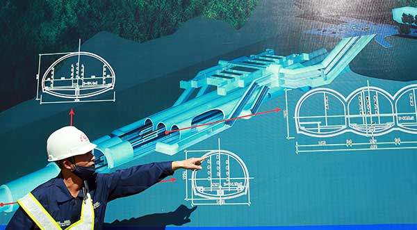 A worker explains a diagram of the Badaling Station of the Jingzhang High-Speed Railway on Wednesday.(Zou Hong/China Daily) A worker explains a diagram of the Badaling Station of the Jingzhang High-Speed Railway on Wednesday.(Zou Hong/China Daily)