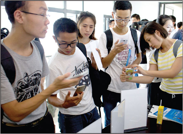 Students at Shanghai University of Finance and Economics sign up for a course on internet finance by scanning a code with their mobile phones.Photos By Gao Erqiang / China Daily Students at Shanghai University of Finance and Economics sign up for a course on internet finance by scanning a code with their mobile phones.Photos By Gao Erqiang / China Daily