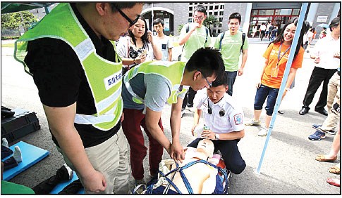 A student learns first aid skills during an international forum about post-disaster reconstruction at Sichuan University in May.Zhao Xinglei / For China Daily A student learns first aid skills during an international forum about post-disaster reconstruction at Sichuan University in May.Zhao Xinglei / For China Daily