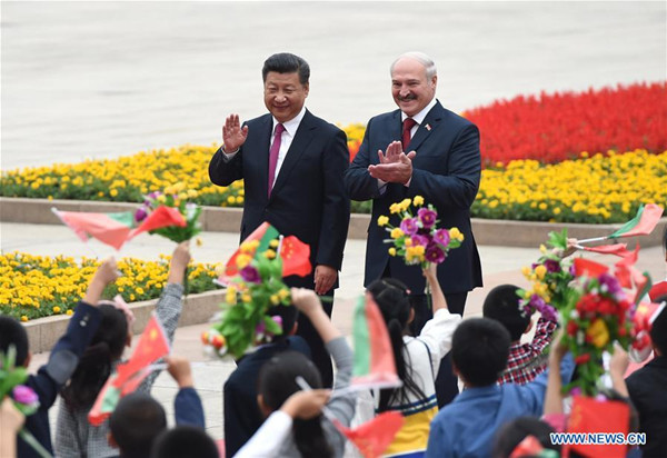 Chinese President Xi Jinping (L) holds a welcoming ceremony for Belarusian President Alexander Lukashenko before their talks in Beijing, capital of China, Sept. 29, 2016. (Xinhua/Xie Huanchi) Chinese President Xi Jinping (L) holds a welcoming ceremony for Belarusian President Alexander Lukashenko before their talks in Beijing, capital of China, Sept. 29, 2016. (Xinhua/Xie Huanchi)