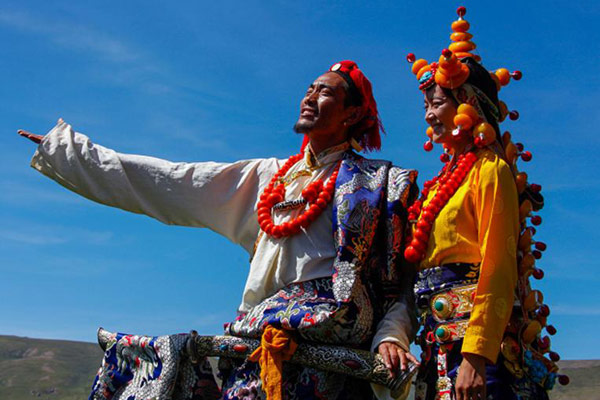Kangba costumes enhance the masculinity of men and the feminity of women. Men also carry delicate Tibetan broadswords on their belt while women wear precious accessories made of amber and corallites. (Photo by Han Jiajun/chinadaily.com.cn) Kangba costumes enhance the masculinity of men and the feminity of women. Men also carry delicate Tibetan broadswords on their belt while women wear precious accessories made of amber and corallites. (Photo by Han Jiajun/chinadaily.com.cn)