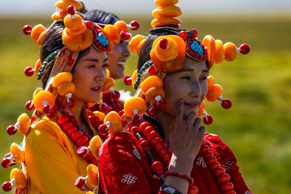 The amber and corallite accessories that a woman wears reflect her family's wealth. The richer her family is, the more decorations she may wear, especially on important occasions such as wedding ceremonies. (Photo by Han Jiajun/chinadaily.com.cn) The amber and corallite accessories that a woman wears reflect her family's wealth. The richer her family is, the more decorations she may wear, especially on important occasions such as wedding ceremonies. (Photo by Han Jiajun/chinadaily.com.cn)