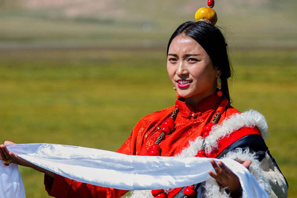 Bright red is widely used. Kangba costumes are very practical at the same time, and the left half (shown above) of the outer layer can be taken off and fixed on the waist. (Photo by Han Jiajun/chinadaily.com.cn) Bright red is widely used. Kangba costumes are very practical at the same time, and the left half (shown above) of the outer layer can be taken off and fixed on the waist. (Photo by Han Jiajun/chinadaily.com.cn)