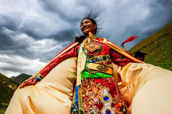 Kangba costume is colorful and luxuriously decorated. (Photo by Han Jiajun/chinadaily.com.cn) Kangba costume is colorful and luxuriously decorated. (Photo by Han Jiajun/chinadaily.com.cn)