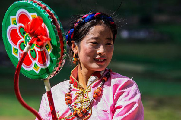 A Kangba woman performs traditional drum dances. (Photo by Han Jiajun/chinadaily.com.cn) A Kangba woman performs traditional drum dances. (Photo by Han Jiajun/chinadaily.com.cn)