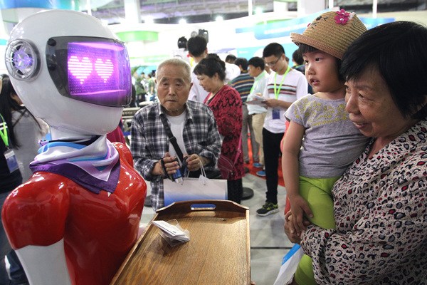 A robot attracts the attention of visitors at the China Beijing International High-Tech Expo on May 19.(Photo by Zhang Wei/China Daily) A robot attracts the attention of visitors at the China Beijing International High-Tech Expo on May 19.(Photo by Zhang Wei/China Daily)