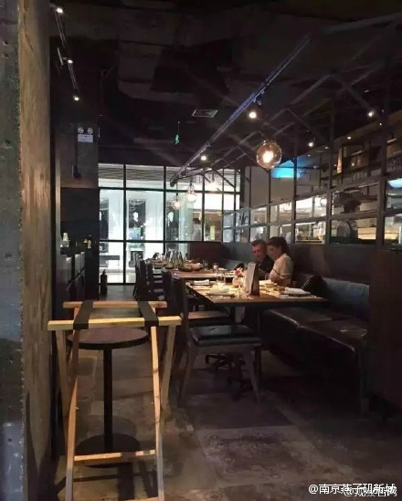 Argentine President Mauricio Macri and his first lady, Juliana Awada, order food at a restaurant in Hangzhou. (Photo/Sina Weibo) Argentine President Mauricio Macri and his first lady, Juliana Awada, order food at a restaurant in Hangzhou. (Photo/Sina Weibo)