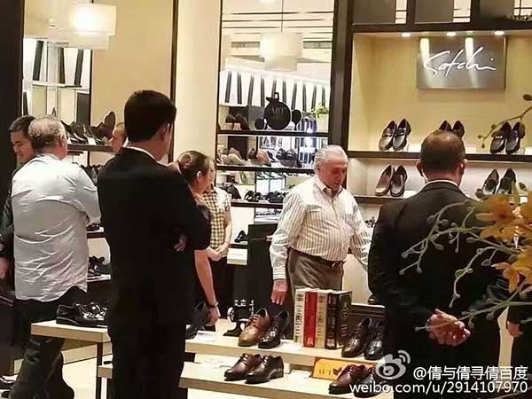 Brazilian President Michel Temer looks at the merchandise at a shoe store at a shopping mall in Hangzhou, Zhejiang province, Sept 3, 2016. (Photo/Sina Weibo) Brazilian President Michel Temer looks at the merchandise at a shoe store at a shopping mall in Hangzhou, Zhejiang province, Sept 3, 2016. (Photo/Sina Weibo)
